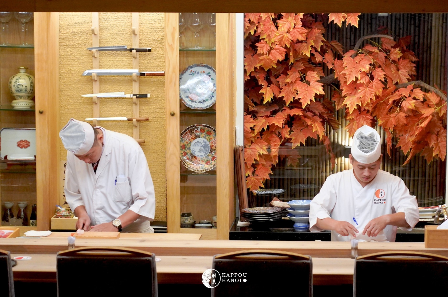 Quầy omakase được trang trí theo phong cách Nhật Bản